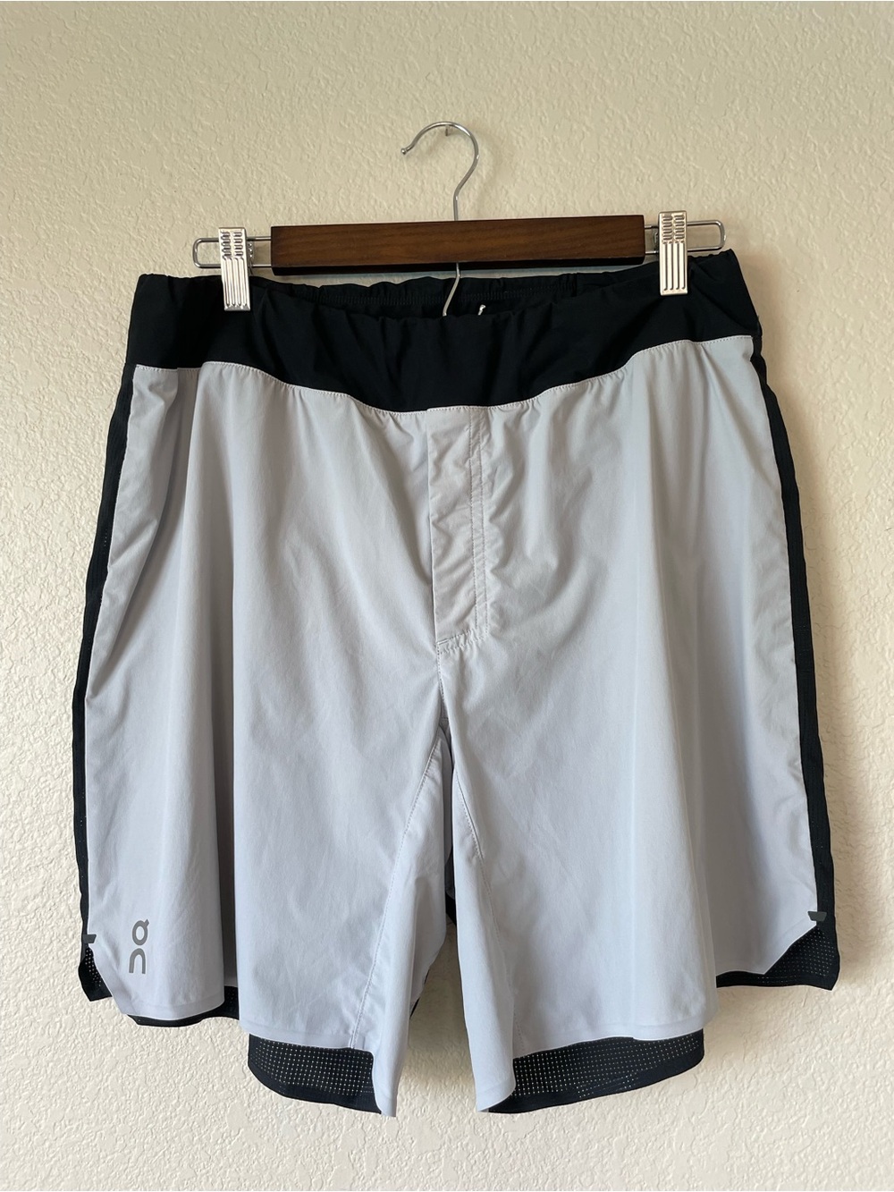 On Running Lightweight Shorts Men’s Medium Glacier Black 8” Running
